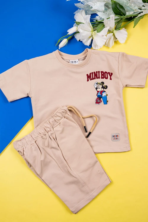 طقم ولادي قطعتين لون بيج تيشيرت بكتابات و رسومات من الأمام مع شورت برباط في الوسط و جيوب من الجانبين