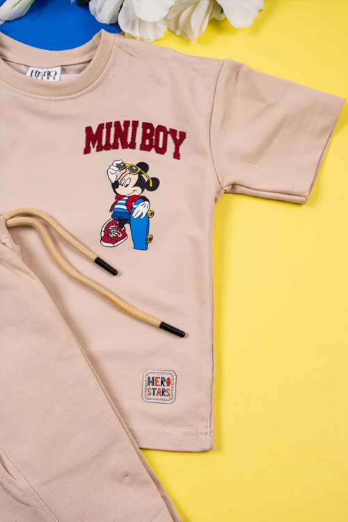 طقم ولادي قطعتين لون بيج تيشيرت بكتابات و رسومات من الأمام مع شورت برباط في الوسط و جيوب من الجانبين