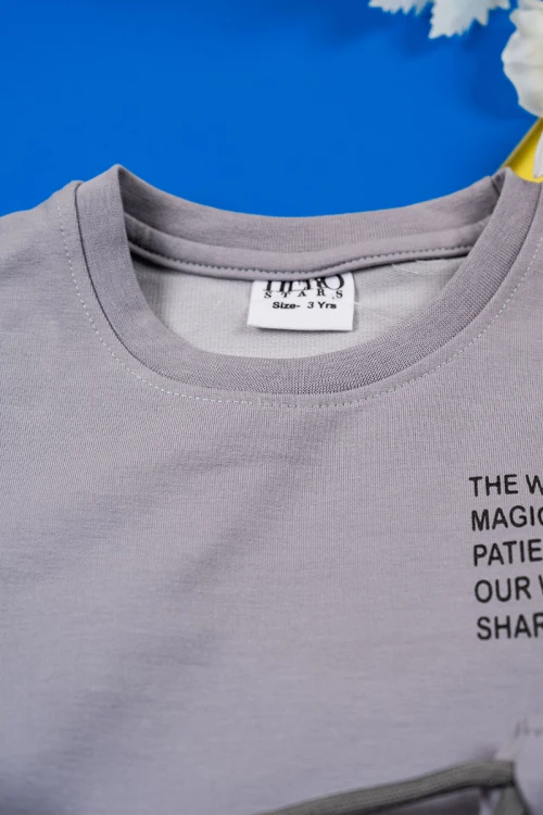 طقم ولادي قطعتين لون رصاصي تيشيرت بكتابات من الأمام مع بنطلون طويل برباط في الوسط و زم في الأسفل و جيوب من الجانبين