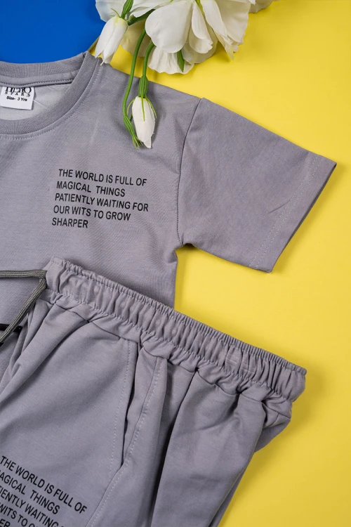 طقم ولادي قطعتين لون رصاصي تيشيرت بكتابات من الأمام مع بنطلون طويل برباط في الوسط و زم في الأسفل و جيوب من الجانبين