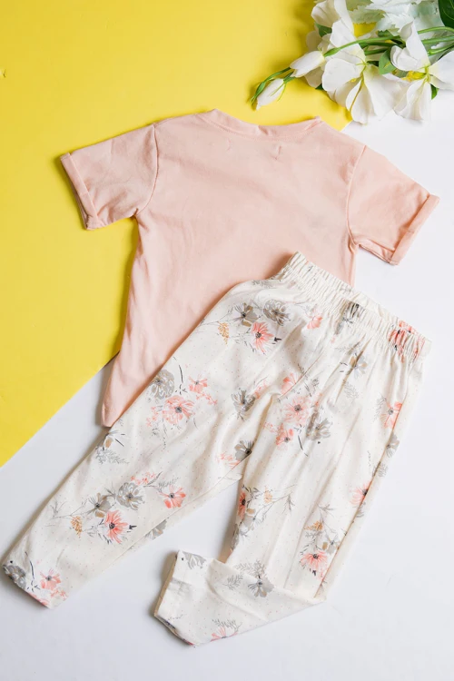 بيجاما بناتي  قطعتين تيشيرت لون خربزي مزين برسومات و كتابات من الأمام مع بنطلون بيج فاتح مشجر