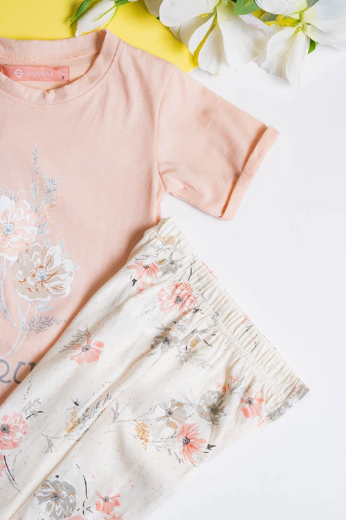 بيجاما بناتي قطعتين تيشيرت لون خربزي مزين برسومات و كتابات من الأمام مع بنطلون بيج فاتح مشجر