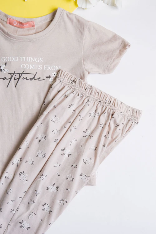 بيجاما بناتي قطعتين لون بيج مزين بكتابات و رسومات من الأمام مع بنطلون مشجر