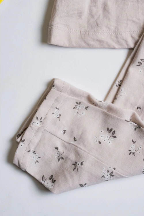 بيجاما بناتي قطعتين لون بيج مزين بكتابات و رسومات من الأمام مع بنطلون مشجر