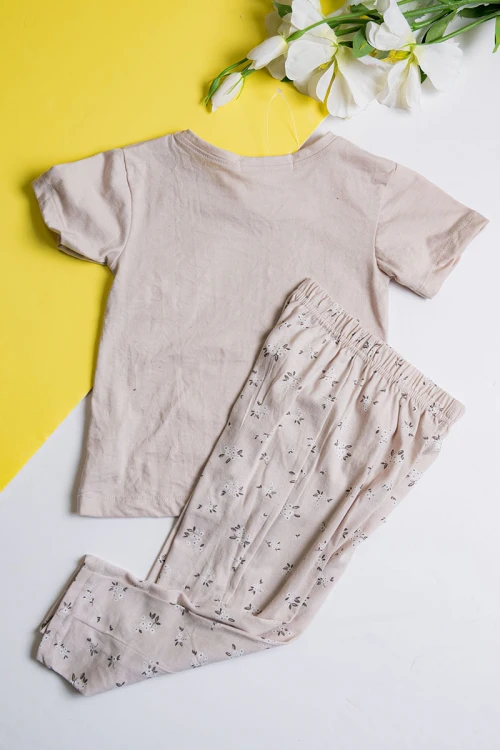 بيجاما بناتي قطعتين لون بيج مزين بكتابات و رسومات من الأمام مع بنطلون مشجر