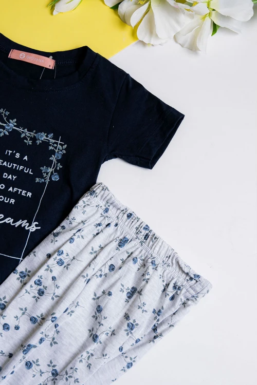 بيجاما بناتي قطعتين تيشيرت لون كحلي مزين برسومات و كتابات من الأمام مع بنطلون رمادي فاتح مشجر