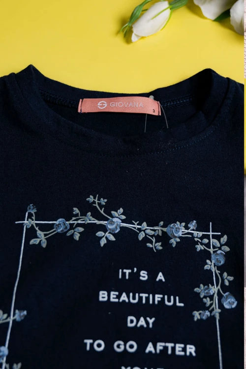 بيجاما بناتي قطعتين تيشيرت لون كحلي مزين برسومات و كتابات من الأمام مع بنطلون رمادي فاتح مشجر