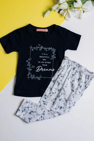 بيجاما بناتي  قطعتين تيشيرت لون كحلي مزين برسومات و كتابات من الأمام مع بنطلون رمادي فاتح مشجر 