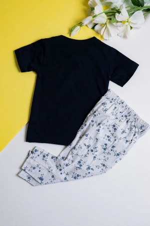 بيجاما بناتي  قطعتين تيشيرت لون كحلي مزين برسومات و كتابات من الأمام مع بنطلون رمادي فاتح مشجر 