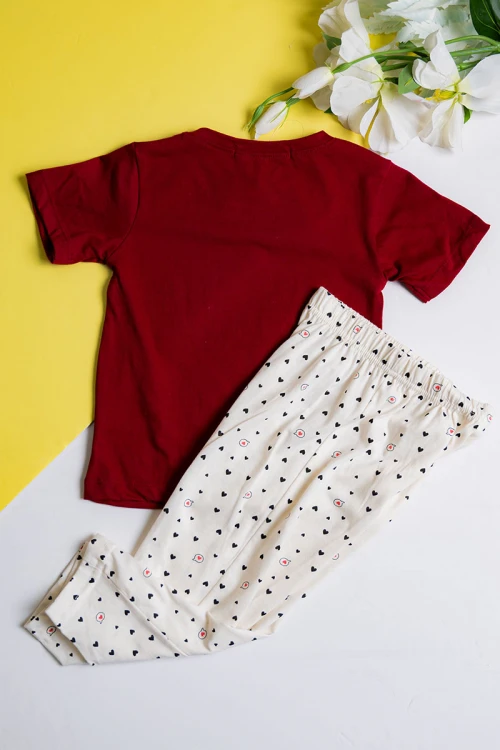 بيجاما بناتي  قطعتين تيشيرت لون عودي مزين بكتابات و رسومات من الأمام مع بنطلون اوف وايت بقلوب ملونة