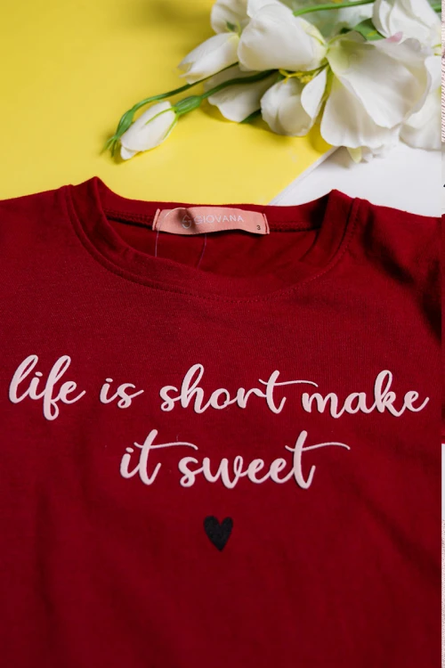 بيجاما بناتي قطعتين تيشيرت لون عودي مزين بكتابات و رسومات من الأمام مع بنطلون اوف وايت بقلوب ملونة