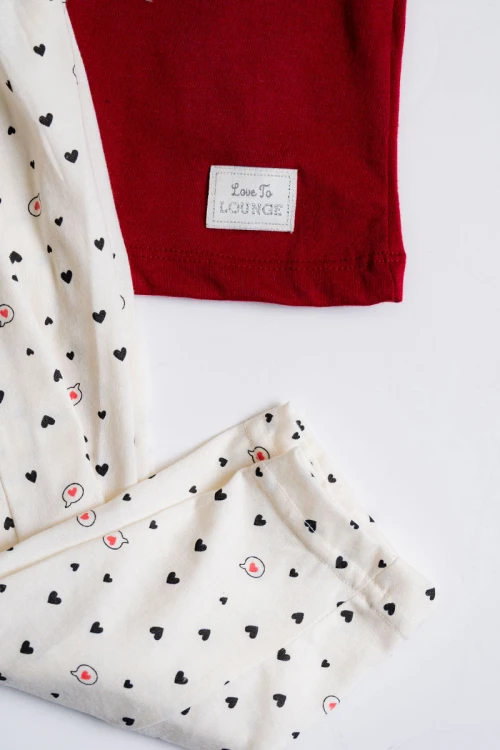 بيجاما بناتي قطعتين تيشيرت لون عودي مزين بكتابات و رسومات من الأمام مع بنطلون اوف وايت بقلوب ملونة