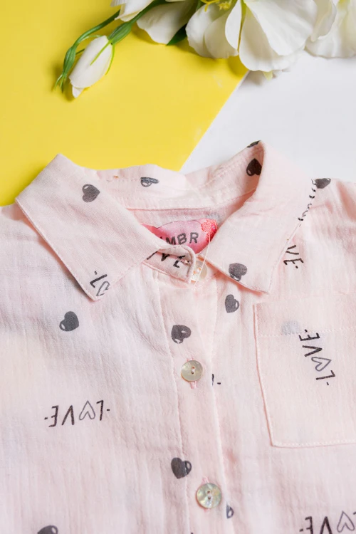 بيجاما بناتي قطعتين لون خربزي مزين برسومات و كتابات تيشيرت بياقة مطوية و أزرار من الأمام مع بنطلون طويل برباط في الخصر