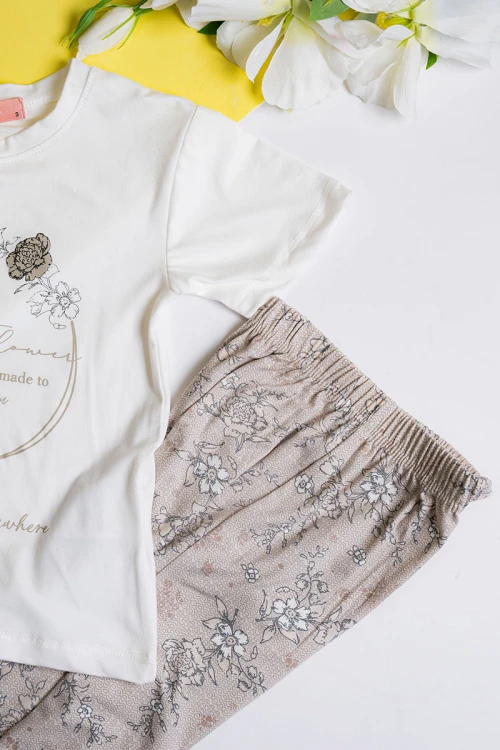 بيجاما بناتي قطعتين تيشيرت لون أبيض مزين برسومات و كتابات من الأمام مع بنطلون طويل لون بيج مشجر