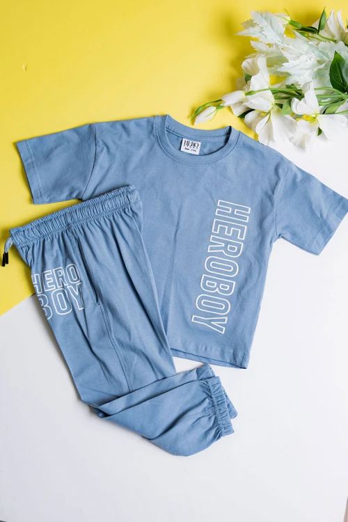 طقم ولادي قطعتين لون سماوي تيشيرت مزين بكتابات من الأمام مع بنطلون طويل بجيوب و رباط في الخصر