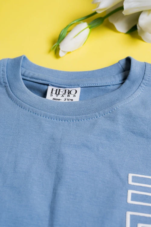 طقم ولادي قطعتين لون سماوي تيشيرت مزين بكتابات من الأمام مع بنطلون طويل بجيوب و رباط في الخصر