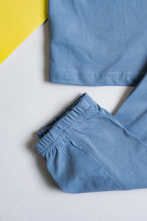 طقم ولادي قطعتين لون سماوي تيشيرت مزين بكتابات من الأمام مع بنطلون طويل بجيوب و رباط في الخصر