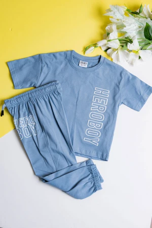 طقم ولادي قطعتين لون سماوي تيشيرت مزين بكتابات من الأمام مع بنطلون طويل بجيوب و رباط في الخصر 