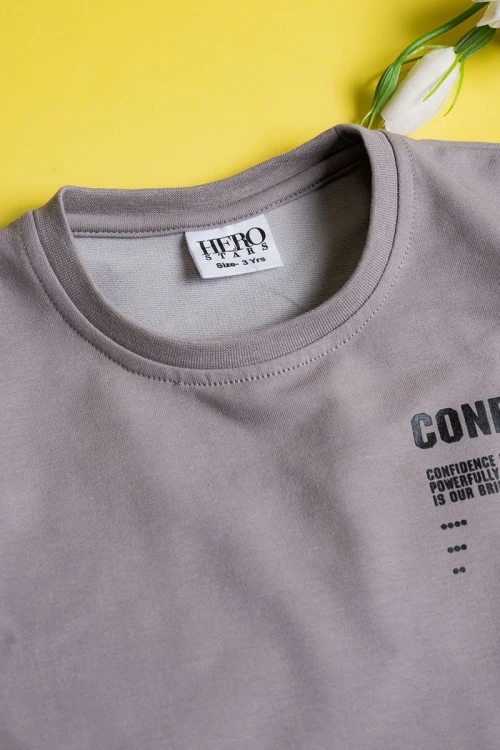 طقم ولادي قطعتين لون رمادي تيشيرت مزين بكتابات من الأمام مع بنطلون طويل بجيوب و رباط في الخصر