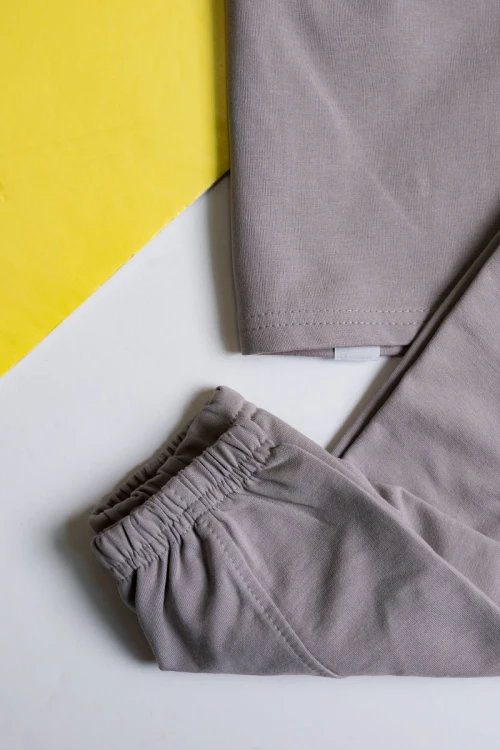 طقم ولادي قطعتين لون رمادي تيشيرت مزين بكتابات من الأمام مع بنطلون طويل بجيوب و رباط في الخصر