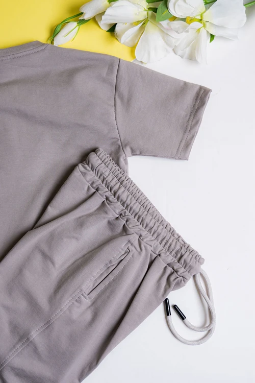 طقم ولادي قطعتين لون رمادي تيشيرت مزين بكتابات من الأمام مع بنطلون طويل بجيوب و رباط في الخصر