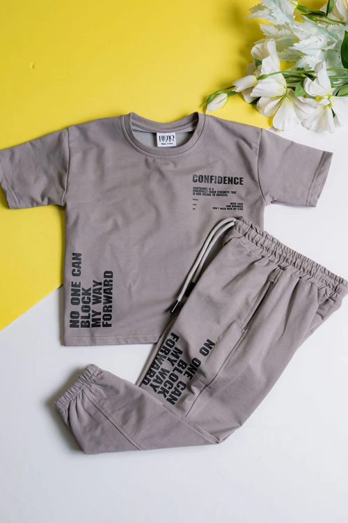 طقم ولادي قطعتين لون رمادي تيشيرت مزين بكتابات من الأمام مع بنطلون طويل بجيوب و رباط في الخصر