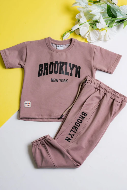 طقم ولادي قطعتين لون كشمير تيشيرت مزين بكتابات من الأمام مع بنطلون طويل بجيوب و رباط في الخصر