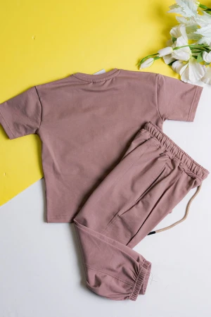 طقم ولادي قطعتين لون كشمير تيشيرت مزين بكتابات من الأمام مع بنطلون طويل بجيوب و رباط في الخصر 