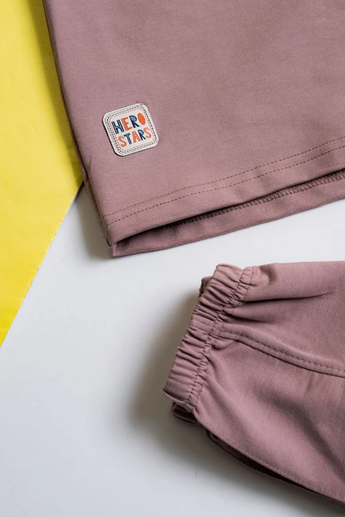 طقم ولادي قطعتين لون كشمير تيشيرت مزين بكتابات من الأمام مع بنطلون طويل بجيوب و رباط في الخصر