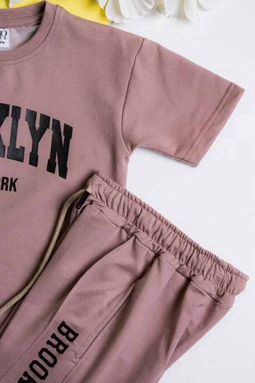 طقم ولادي قطعتين لون كشمير تيشيرت مزين بكتابات من الأمام مع بنطلون طويل بجيوب و رباط في الخصر