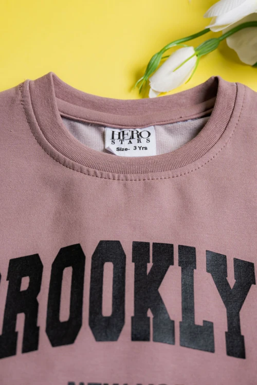 طقم ولادي قطعتين لون كشمير تيشيرت مزين بكتابات من الأمام مع بنطلون طويل بجيوب و رباط في الخصر