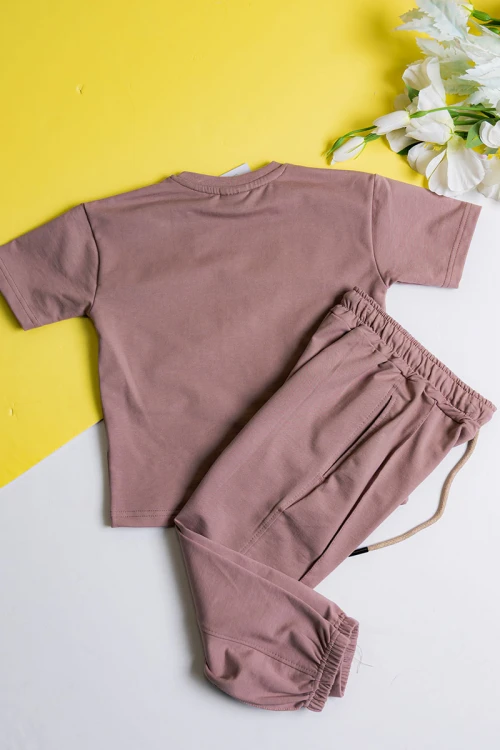 طقم ولادي قطعتين لون كشمير تيشيرت مزين بكتابات من الأمام مع بنطلون طويل بجيوب و رباط في الخصر