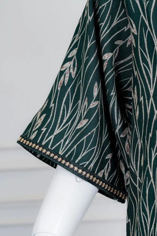 قميص نسائي طويل لون زيتي مشجر باللون الذهبي ياقة بقصة سبعة مزينة بكلفة مطرزة من الأمام و بأكمام قصيرة