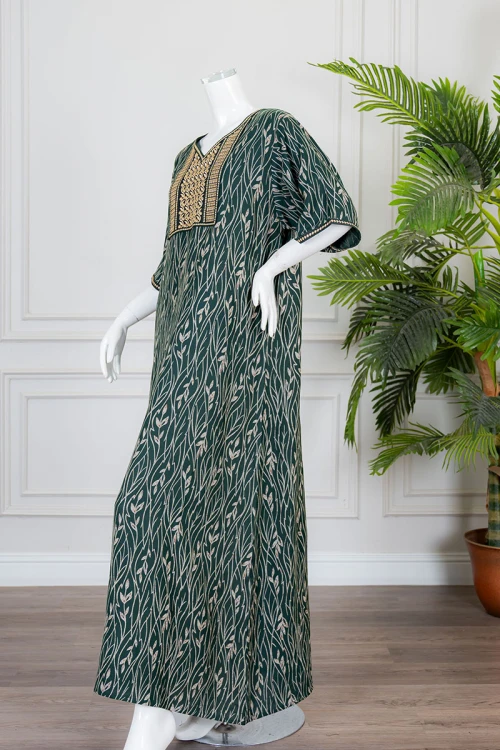 قميص نسائي طويل لون زيتي مشجر باللون الذهبي ياقة بقصة سبعة مزينة بكلفة مطرزة من الأمام و بأكمام قصيرة