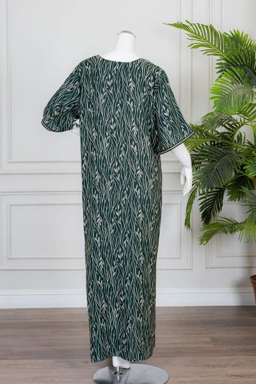 قميص نسائي طويل لون زيتي مشجر باللون الذهبي ياقة بقصة سبعة مزينة بكلفة مطرزة من الأمام و بأكمام قصيرة