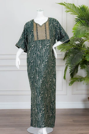 قميص نسائي طويل لون زيتي مشجر باللون الذهبي ياقة بقصة سبعة مزينة بكلفة مطرزة من الأمام و بأكمام قصيرة