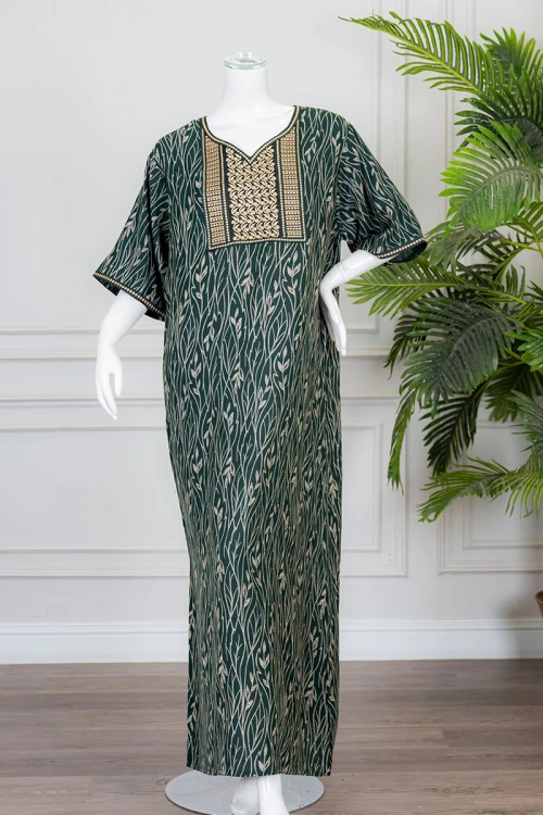 قميص نسائي طويل لون زيتي مشجر باللون الذهبي ياقة بقصة سبعة مزينة بكلفة مطرزة من الأمام و بأكمام قصيرة