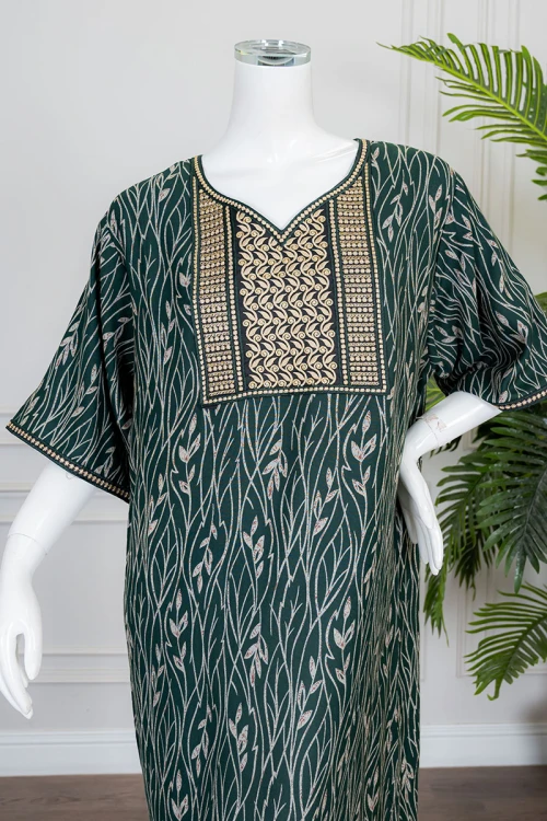 قميص نسائي طويل لون زيتي مشجر باللون الذهبي ياقة بقصة سبعة مزينة بكلفة مطرزة من الأمام و بأكمام قصيرة