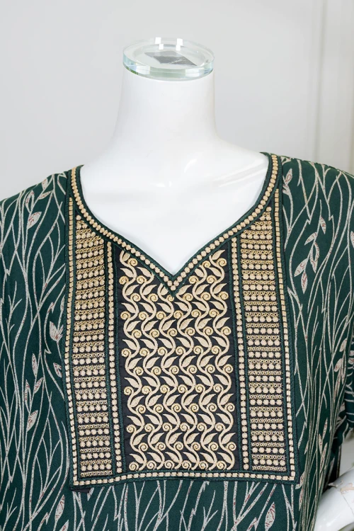 قميص نسائي طويل لون زيتي مشجر باللون الذهبي ياقة بقصة سبعة مزينة بكلفة مطرزة من الأمام و بأكمام قصيرة