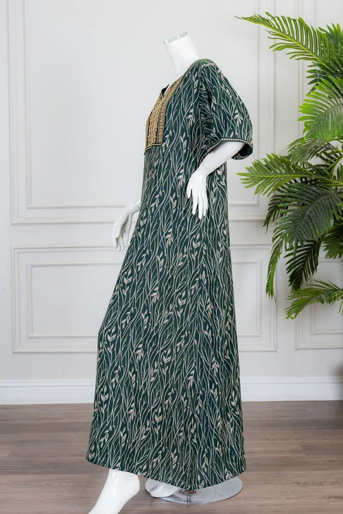 قميص نسائي طويل لون زيتي مشجر باللون الذهبي ياقة بقصة سبعة مزينة بكلفة مطرزة من الأمام و بأكمام قصيرة