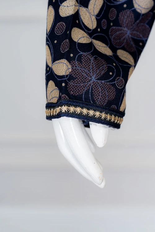 قميص نسائي طويل لون كحلي مشجر ياقة بكلفة مطرزة من الأمام و بأكمام طويلة