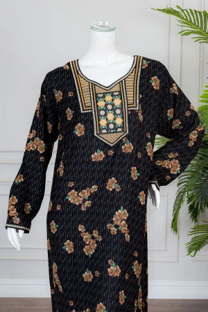 قميص نسائي طويل لون أسود مشجر ياقة بكلفة مطرزة من الأمام و بأكمام طويلة 