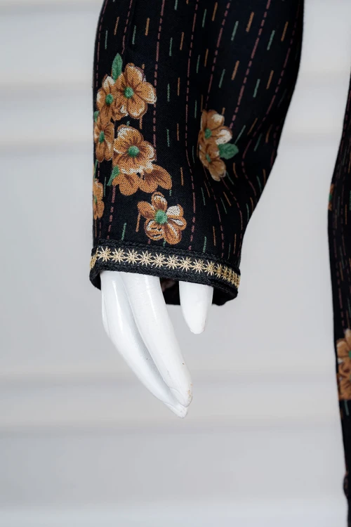 قميص نسائي طويل لون أسود مشجر ياقة بكلفة مطرزة من الأمام و بأكمام طويلة