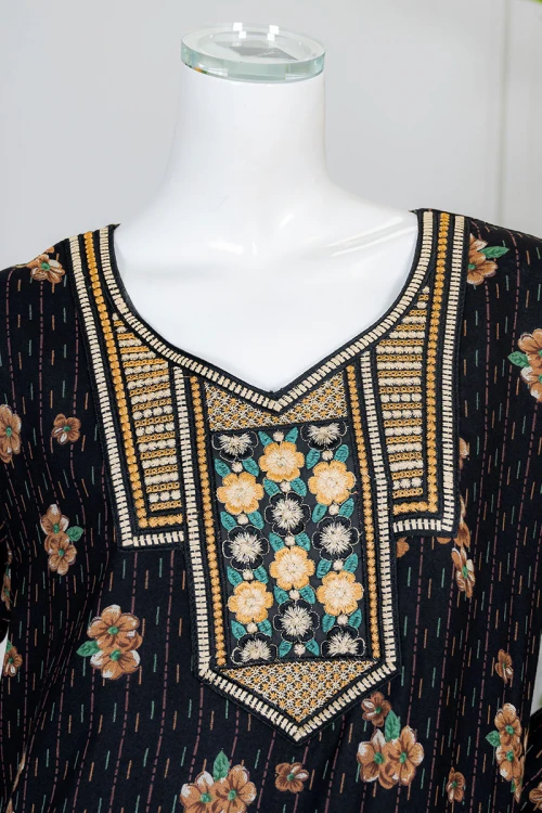 قميص نسائي طويل لون أسود مشجر ياقة بكلفة مطرزة من الأمام و بأكمام طويلة