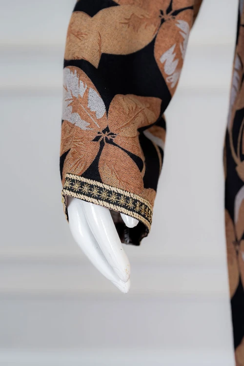 جلابية نسائية طويلة لون أسود مشجر باللون البيج الغامق ياقة بكلفة مطرزة من الأمام و بأكمام طويلة