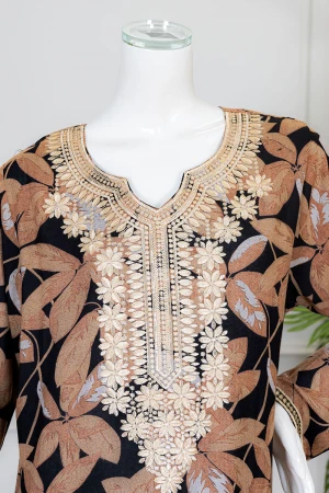 جلابية نسائية طويلة لون أسود مشجر باللون البيج الغامق ياقة بكلفة مطرزة من الأمام و بأكمام طويلة 