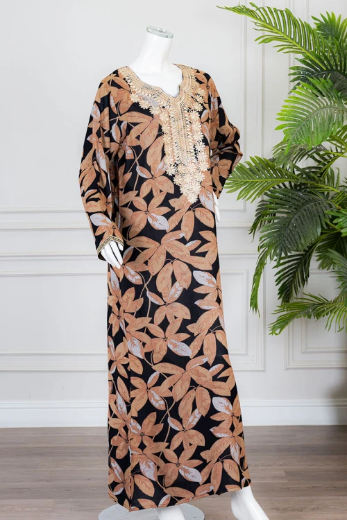 جلابية نسائية طويلة لون أسود مشجر باللون البيج الغامق ياقة بكلفة مطرزة من الأمام و بأكمام طويلة