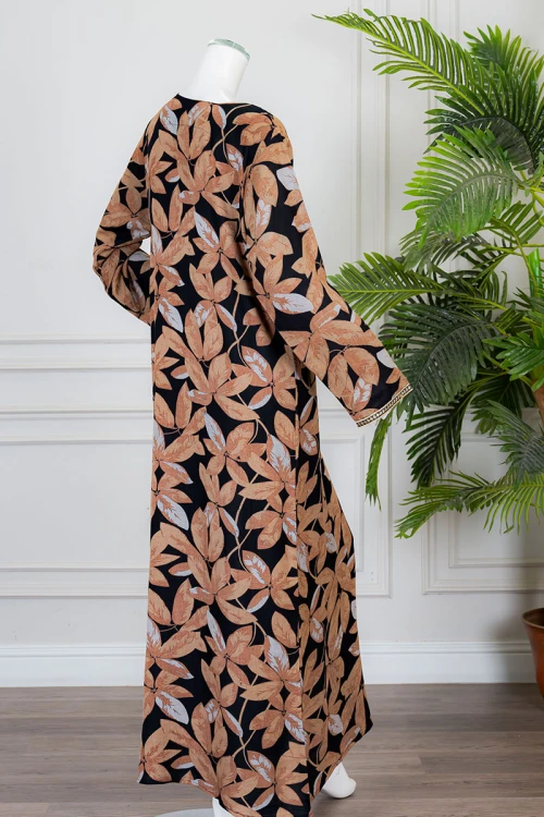 جلابية نسائية طويلة لون أسود مشجر باللون البيج الغامق ياقة بكلفة مطرزة من الأمام و بأكمام طويلة