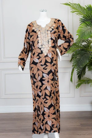 جلابية نسائية طويلة لون أسود مشجر باللون البيج الغامق ياقة بكلفة مطرزة من الأمام و بأكمام طويلة 