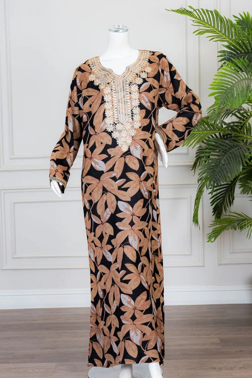 جلابية نسائية طويلة لون أسود مشجر باللون البيج الغامق ياقة بكلفة مطرزة من الأمام و بأكمام طويلة